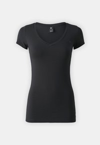 Černé přiléhavé dámské tričko s krátkým rukávem a výstřihem do V, s malým logem na levé části hrudi, vystavené na bílém pozadí.