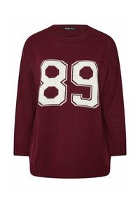 Suéter de punto burdeos con cuello redondo y mangas de tres cuartos. Presenta un gran "89" blanco en la parte delantera. Tejido texturizado.