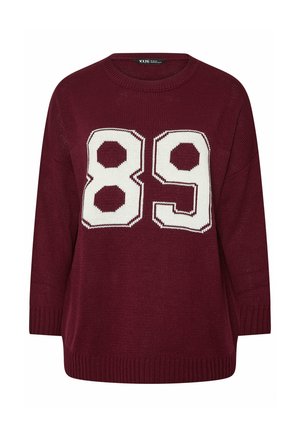 Bordeaux gebreide trui met een ronde halslijn en driekwartmouwen. Heeft een groot wit "89" op de voorkant. Getextureerde stof.