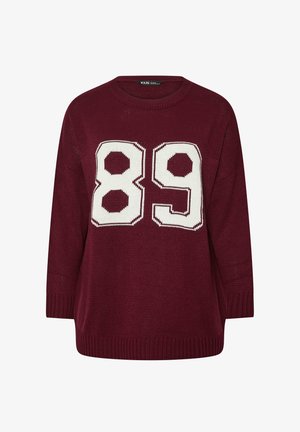 Bordeaux gebreide trui met een ronde halslijn en driekwartmouwen. Heeft een groot wit "89" op de voorkant. Getextureerde stof.