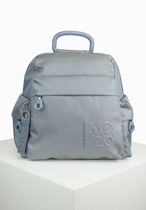 Petit sac à dos gris texturé avec une poignée supérieure, une poche avant zippée, des poches latérales avec boutons et une étiquette en tissu sur le côté gauche.
