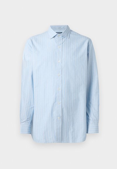 Ανοιχτό μπλε πουκάμισο με μακρύ μανίκι και λευκές κάθετες ρίγες, με γιακά που κουμπώνει και κουμπιά κατά μήκος του μπροστινού μέρους. Υφασμάτινη υφή από βαμβάκι.