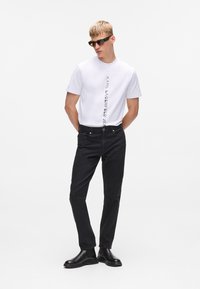 Karl Lagerfeld Jeans VERTICAL LOGO - Potiskana majica - white