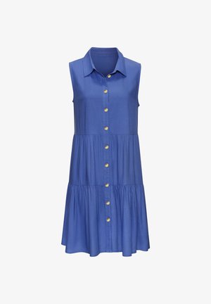 Blaues ärmelloses Hemdblusenkleid mit gestuftem Design, ausgestattet mit goldenen Knöpfen und einem lässigen Schnitt. Eine gewebte Tasche und Sonnenbrillen runden den Look ab.