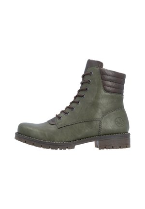 Olivgrüner Schnürstiefel mit braun gepolstertem Kragen und niedrigem gestapeltem Absatz auf weißem Hintergrund.