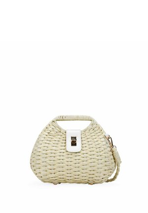 Bolso de mano de paja tejida con forma curva, cierre de cuero blanco, asa pequeña y correa de hombro desmontable con cierre dorado.
