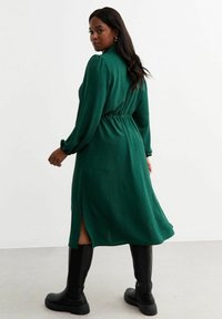 New Look Curves CURVES DRAWSTRING WAIST MIDI - Skjortklänning - dark green