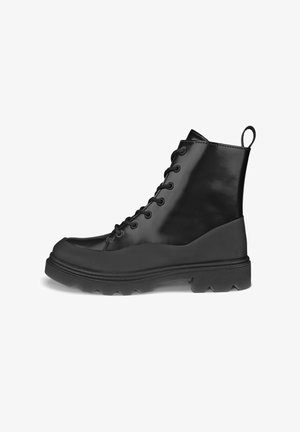 Botas de cuero negro hasta el tobillo con punta redondeada, cierre de cordones en la parte delantera y suela de goma texturizada que presenta un patrón de agarre resistente.