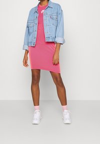 Nike Sportswear Fodralklänning - pink