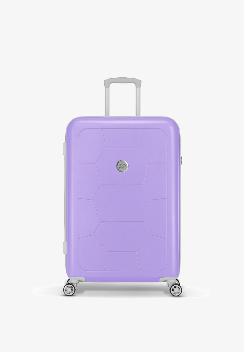 Paarse harde koffer met een hexagonaal patroon, zilverkleurige accenten, uitschuifbare handgreep en vier wielen voor mobiliteit.