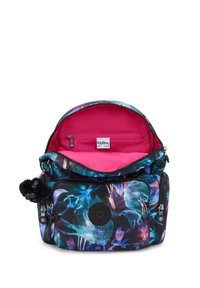 Zaino multifunzionale con motivo floreale in blu, viola e nero, dotato di un interno rosa, zip superiore e tasca frontale con zip.