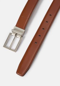Cintura in pelle marrone con fibbia rettangolare in argento, caratterizzata da cinque fori regolabili e una finitura liscia. Include dettagli del logo in rilievo.