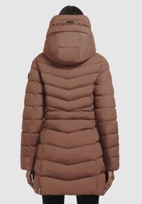 Smeđi puffer kaput s dizajnom u obliku chevrona, velikim kapuljačom i zatvaranjem na munje na dnu. Glatka, quilted tekstura s bočnim džepovima.