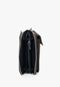 Brązowy portfel zamszowy z zamkiem błyskawicznym, wyposażony w wiele przegródek oraz czarne wykończenie wnętrza dla lepszej organizacji. Okucia w odcieniu srebra.