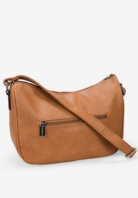 Bolsa bandolera de cuero marrón claro con un acabado texturizado, que cuenta con un bolsillo con cremallera en la parte frontal y una correa ajustable. Forma compacta y curva.