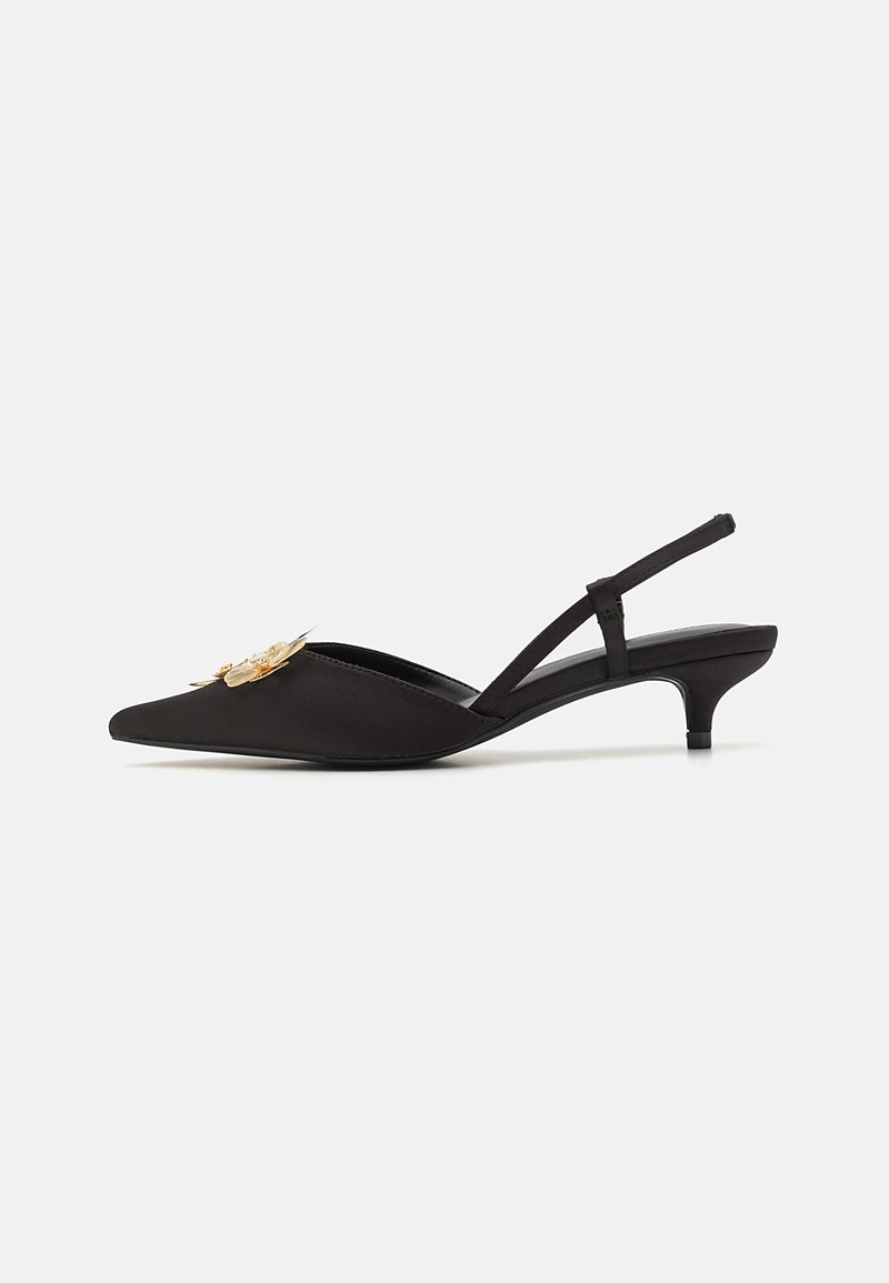 Escarpin noir à dos ouvert avec un bout pointu, en satin, orné de fleurs dorées, et un petit talon kitten pour plus de confort.
