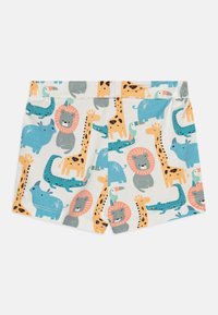 Pantalones cortos con un fondo crema claro que presentan un colorido patrón de animales, incluidos leones, jirafas y cocodrilos, confeccionados en una tela suave.