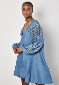 Apricot Farkkumekko - blue