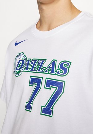 Biała sportowa koszulka z niebieskim i zielonym napisem "DALLAS" oraz numerem 77, z niebieskim logo Nike i grafiką o tematyce koszykówki.