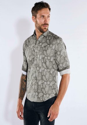 Grau gemustertes Hemd mit Paisley-Muster, langärmlig bis zu den Ellenbogen hochgekrempelt, mit Button-Down-Kragen und einer kleinen Brusttasche.