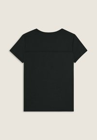 Camiseta negra de manga corta con cuello redondo y un detalle de costura horizontal en la parte superior de la espalda, hecha de una tela suave.