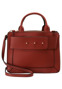 Sac à main en cuir rouge au design structuré, avec des poignées supérieures et une bandoulière amovible. Présente un rabat avant décoré de trois clous.