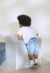 Next REGULAR FIT - Denimové šortky - light blue