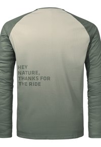 Grünes Langarmoberteil mit einem Farbverlauf-Design. Die Textur zeigt kleine Punkte; auf dem Rücken steht der Text: "HEY NATURE, THANKS FOR THE RIDE."