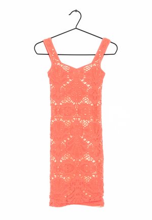 Abito in pizzo corallo con forma bodycon aderente, caratterizzato da un collo a giro e spalline larghe. Pattern floreali intricati in tutto il capo.