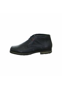 Schwarze Leder-Stiefeletten mit einer strukturierten Oberfläche, Schnürdesign und kontrastierenden roten Akzenten an den Ösen, ausgestattet mit einem niedrigen Absatz und einer Gummisohle.