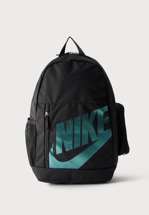 Czarny plecak Nike z dużym turkusowym logo z przodu, kieszenią z zamkiem na przodzie, siatkową kieszenią boczną i górnym uchwytem do przenoszenia na białym tle.