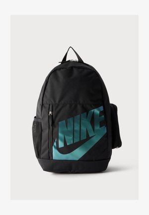 Czarny plecak Nike z dużym turkusowym logo z przodu, kieszenią z zamkiem na przodzie, siatkową kieszenią boczną i górnym uchwytem do przenoszenia na białym tle.