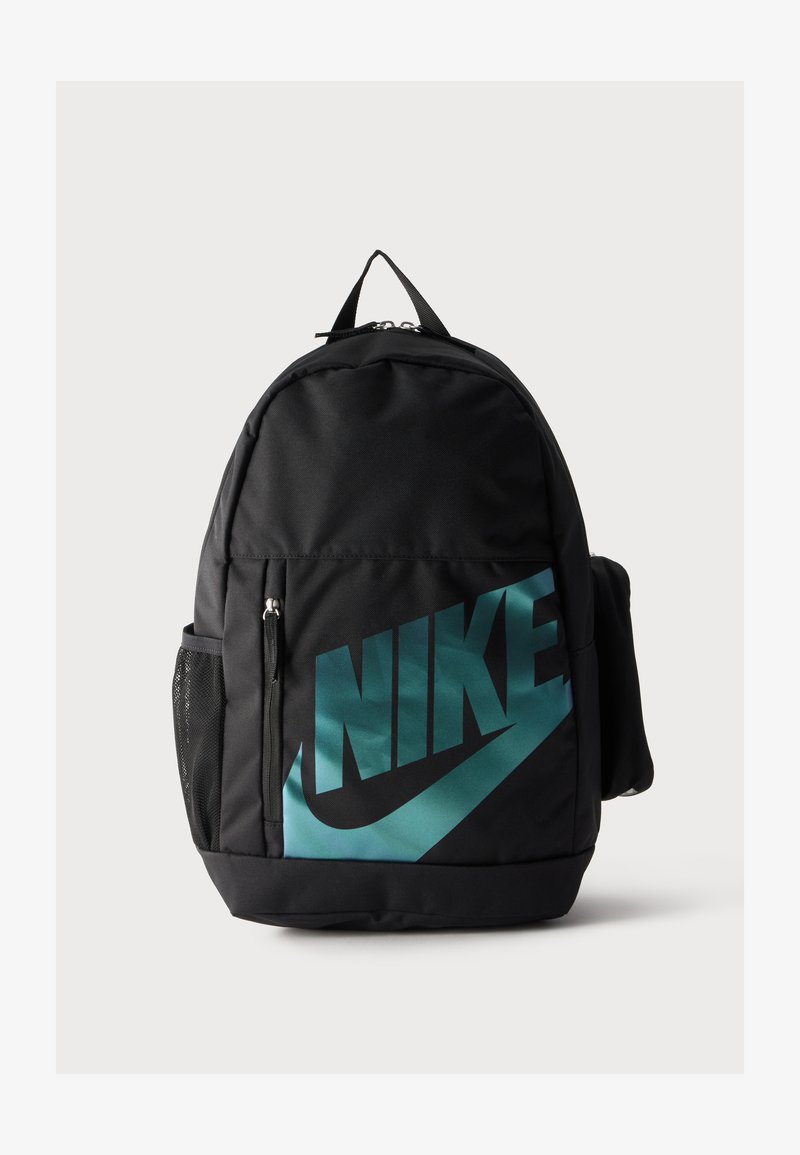 Μαύρο σακίδιο Nike με μεγάλο τιρκουάζ λογότυπο μπροστά, εμπρόσθια τσέπη με φερμουάρ, δίχτυ στην πλαϊνή τσέπη και πάνω λαβή μεταφοράς σε λευκό φόντο.