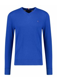Blauer V-Ausschnitt-Pullover mit langen Ärmeln, kleinem rot-weiß-blauen Logo auf der linken Brust und gerippten Bündchen und Saum.