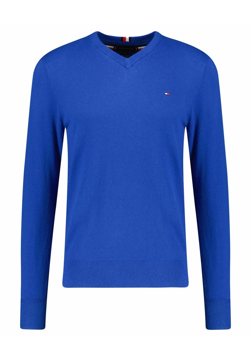Blauer V-Ausschnitt-Pullover mit langen Ärmeln, kleinem rot-weiß-blauen Logo auf der linken Brust und gerippten Bündchen und Saum.