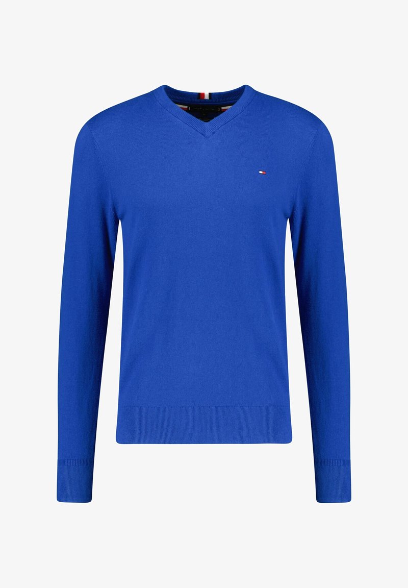 Blauer V-Ausschnitt-Pullover mit langen Ärmeln, kleinem rot-weiß-blauen Logo auf der linken Brust und gerippten Bündchen und Saum.