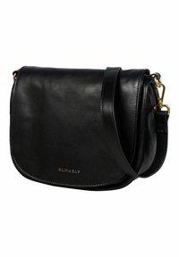 Borsa a tracolla in pelle nera con patta curva, hardware dorato e tracolla removibile; presenta una finitura testurizzata e un branding discreto.