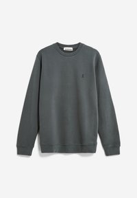 Sweatshirt gris en tissu doux, avec un col rond, des manches longues et un petit logo vert sur la poitrine gauche.