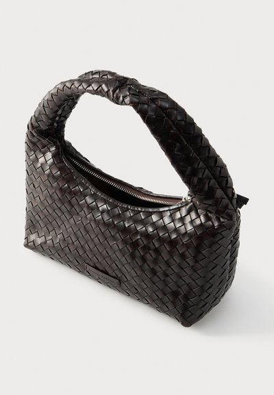 Πλεκτή δερμάτινη τσάντα σε σκούρο καφέ με καμπυλωτή λαβή και κλείσιμο με φερμουάρ. Διαθέτει υφή στην επιφάνεια και επίπεδο πάτο για σταθερότητα.
