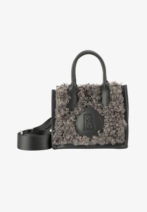 Sac à main en cuir noir avec panneau avant en laine grise bouclée, patch logo rond, deux poignées et bandoulière détachable enroulée à côté.