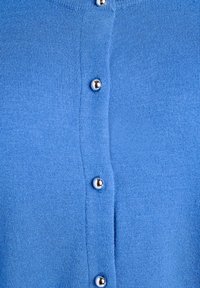 Modrý cardigan vyrobený z mäkkej látky, s okrúhlym výstrihom a radom lesklých strieborných gombíkov vzadu. Štruktúrovaný úpletový vzor.