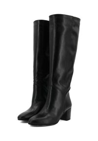 Stivali alti in pelle nera con una texture liscia, punta affusolata e tacco a blocco, caratterizzati da un design aderente e dettagli di cucitura minimi.