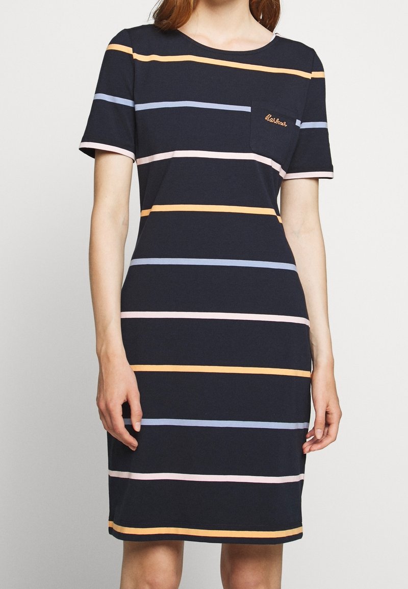 Niebieska sukienka w paski z bawełny z poziomymi paskami w kolorze pomarańczowym, jasnoróżowym i niebieskim. Okrągły dekolt i krótkie rękawy z kieszonką na piersi.