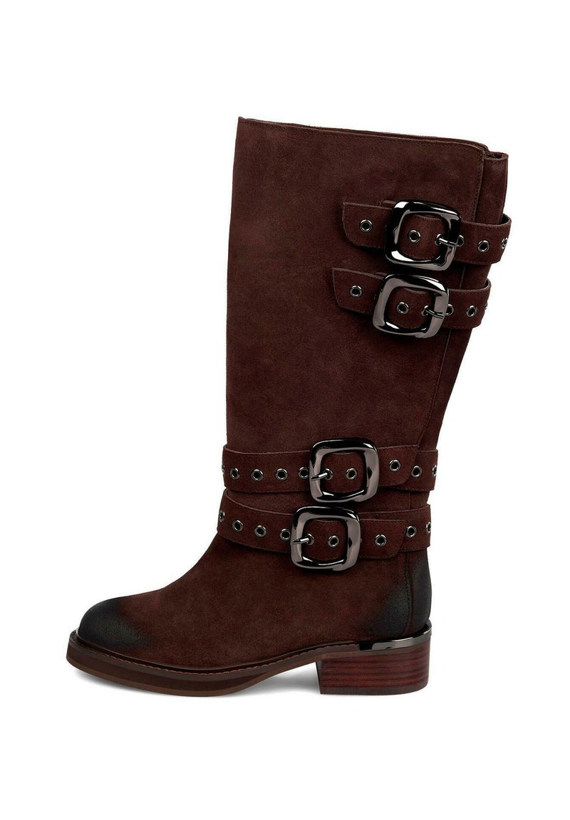 Bota de ante marrón hasta la rodilla con tres hebillas decorativas y correas con tachuelas. Cuenta con una punta redonda y un tacón mediano en bloque.