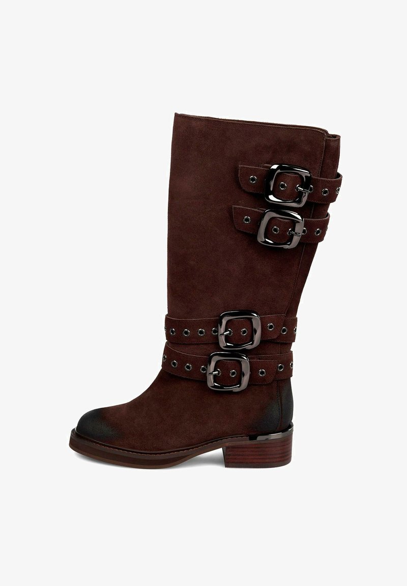 Bota de ante marrón hasta la rodilla con tres hebillas decorativas y correas con tachuelas. Cuenta con una punta redonda y un tacón mediano en bloque.