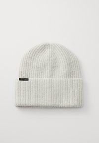Jasnoszara, dziana czapka beanie o prążkowanej fakturze, z podwiniętym mankietem i małą, czarną metką marki z boku.