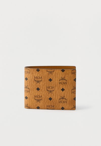 Portefeuille bi-fold en cuir fauve avec logos MCM noirs et motifs en losange sur fond blanc.