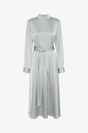 Siidine heledashall kleit kõrge kaelusega, pika varrukaga, kinnitatud vöökohtadega ja voogava seeliku külgpliiatsitega ning kontrastsete mansettidega.