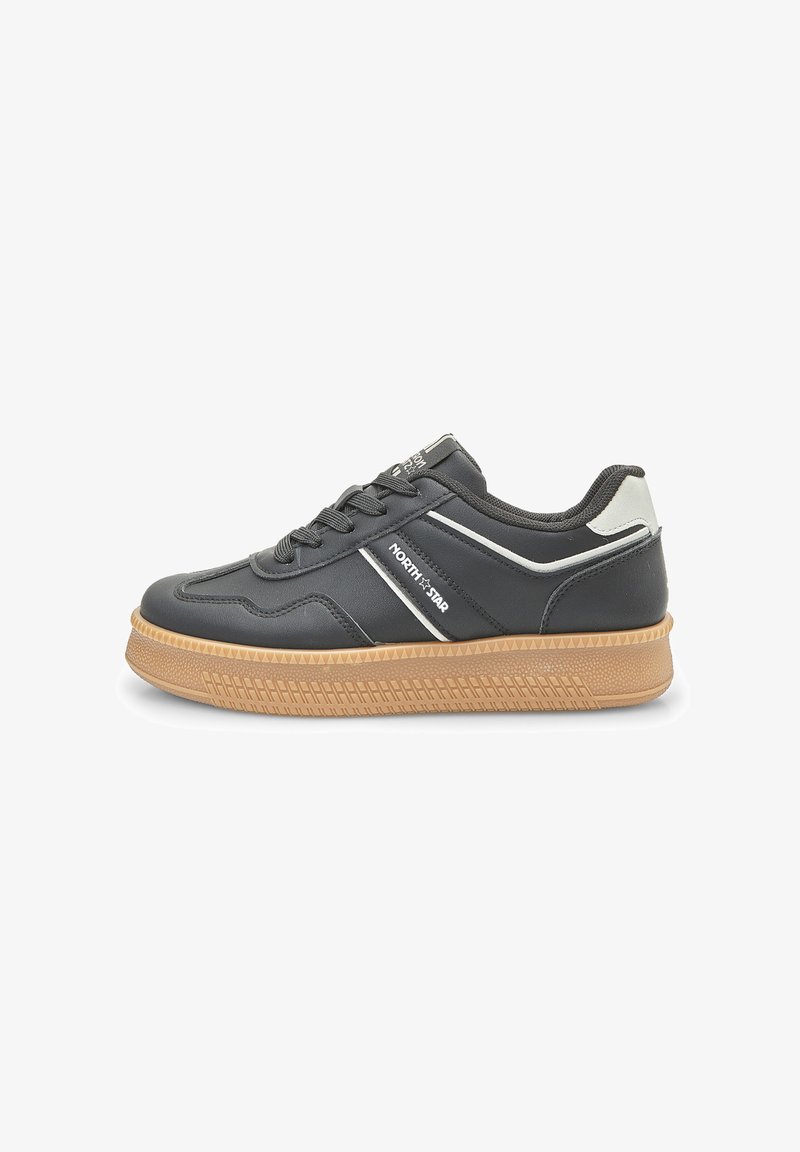 Sneaker sintetiche nere con suola in gomma testurizzata, caratterizzate da strisce bianche e marchio sul lato, e una collare imbottito per il comfort.