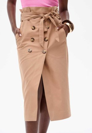 Khaki wikkelrok met een hoge taille, zijzakken, tailleband, dubbele knoopsluiting en een voorkeursplit voor bewegingsgemak.